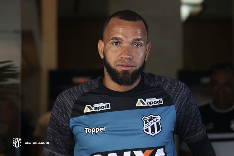 Santos aceita pagar multa e fica próximo de contratar Éverson, do Ceará