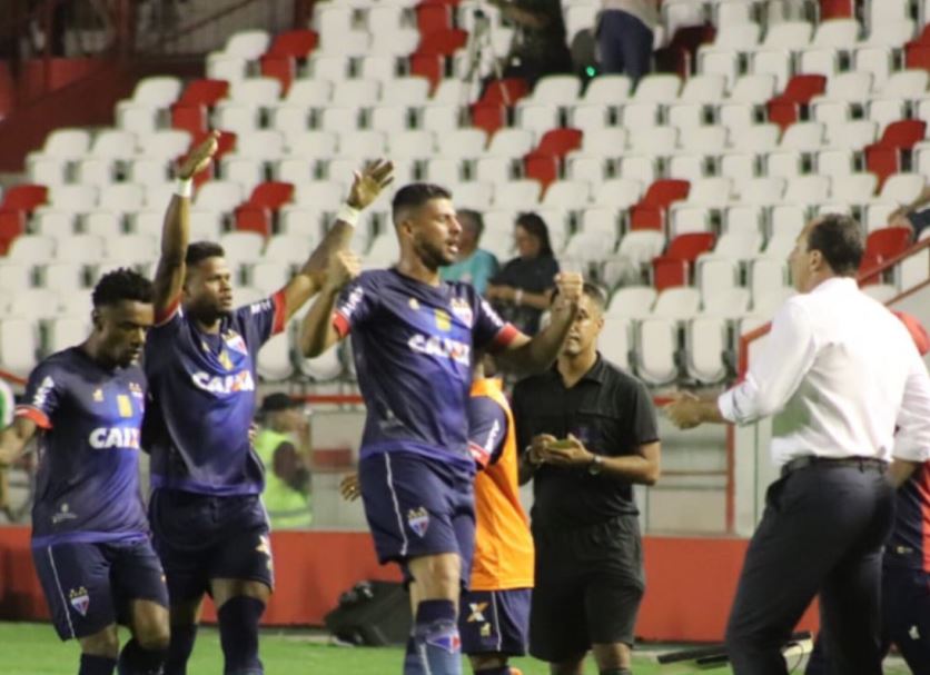 Jogadores do Fortaleza comemoram primeiro gol marcado por Júnior Santos diante do Náutico (Foto: Leo Lemos/Nautico)