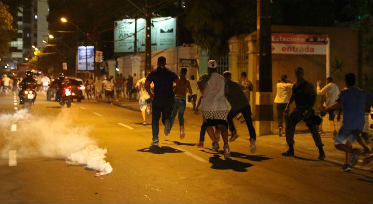 Torcedores de Náutico e Fortaleza entraram em conflito antes do jogo (Foto: Bobby Fabisak/JC Imagem)
