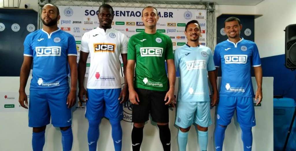 Jogadores do São Bento apresentam uniformes que serão utilizados no Paulistão (Foto: Assessoria São Bento)