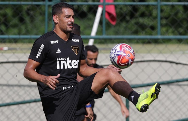 Recuperado de lesão, Diego Souza reforça treino do São Paulo