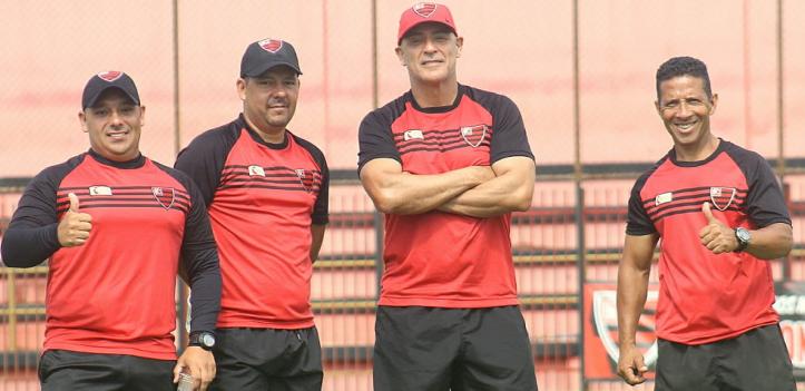 Renan Freitas, à esquerda, sabe das dificuldades que vai ter diante da Ponte Preta. Foto: Jefferson Vieira