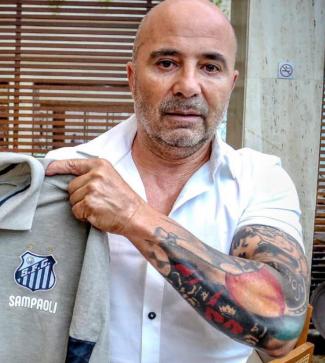 Sampaoli: muitas tatuagens e poucos reforços