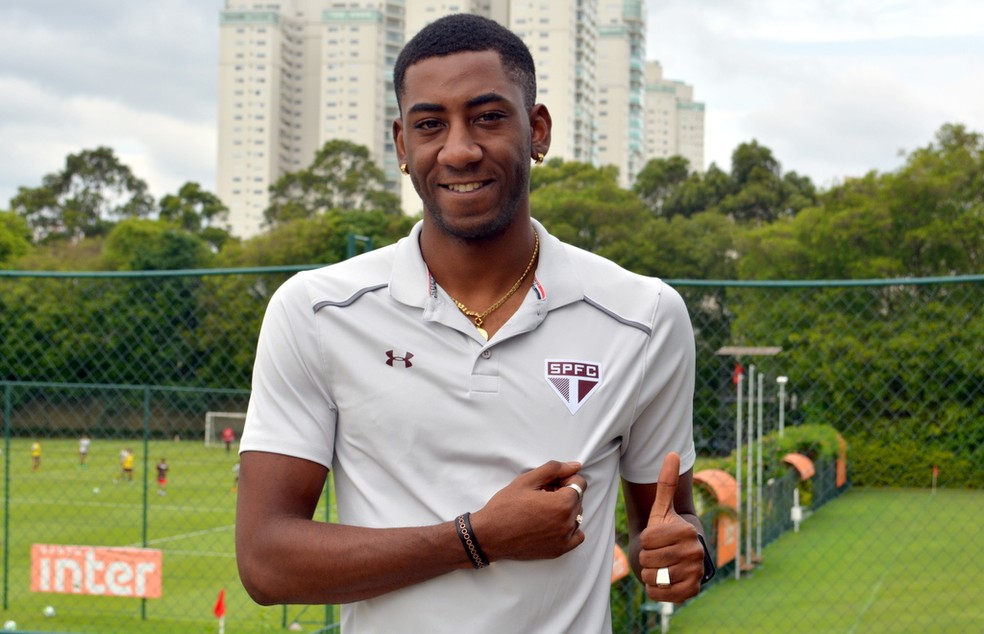 Carneiro não se apresenta para jogo, mas ganha respaldo de Jardine no São Paulo