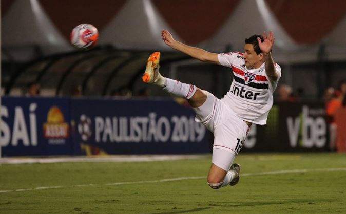 Festejado pela torcida, Pablo dedica seu primeiro gol no São Paulo à família