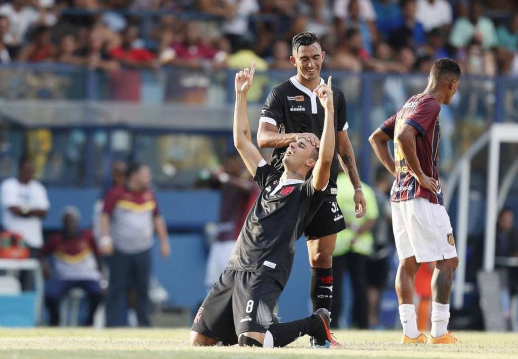  Galhardo comemora gol e vitória do Vasco em condições adversas