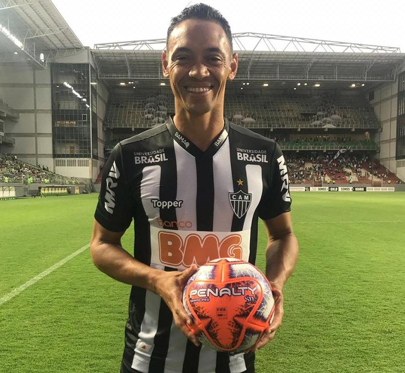 Ricardo Oliveira marcou três gols na tarde deste domingo e levou a bola do duelo embora para casa