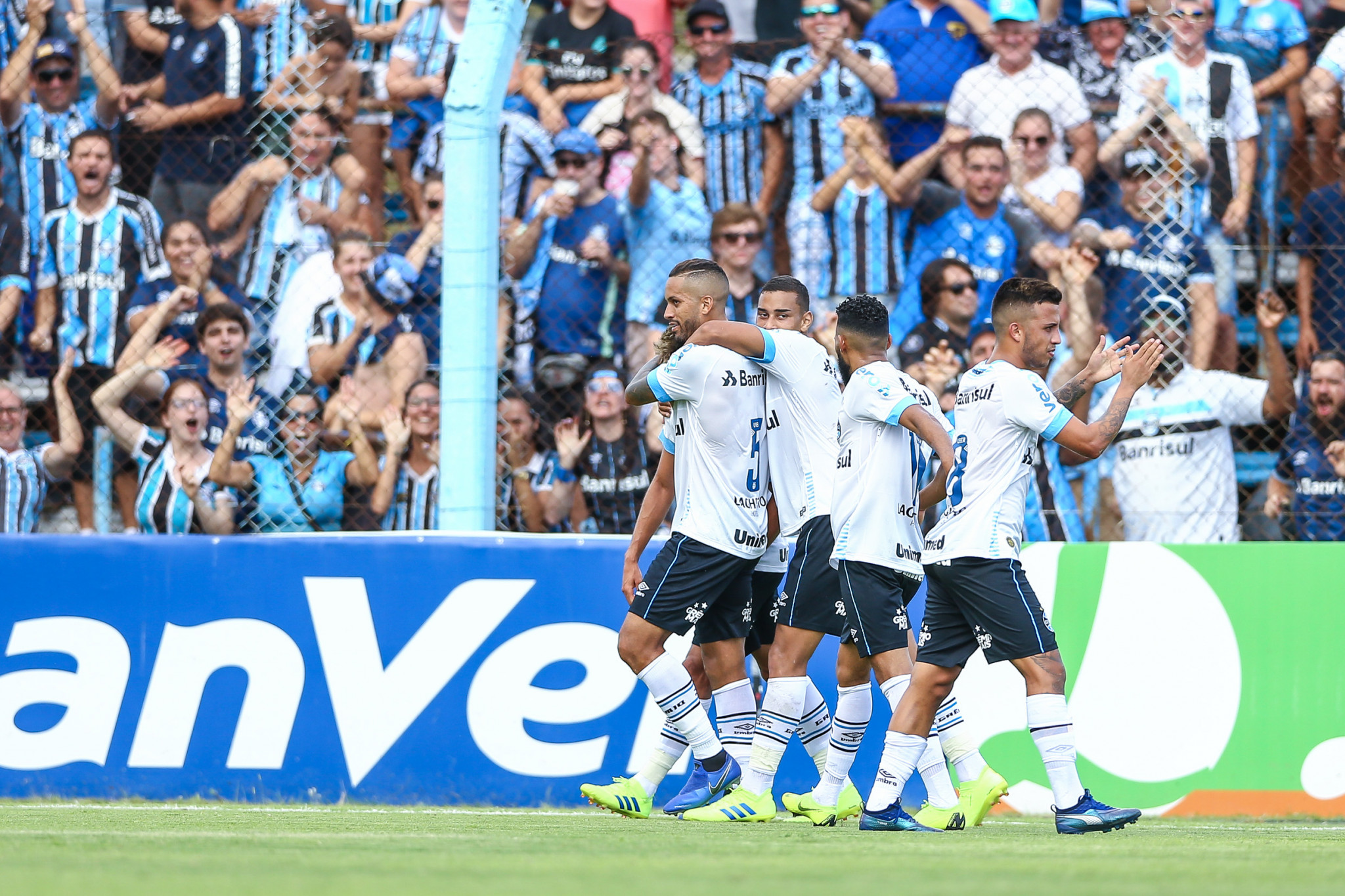 GAÚCHO: Grêmio estreia com goleada; Juventude leva no sufoco