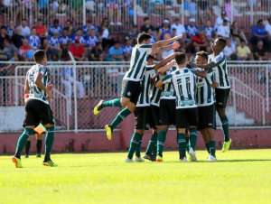 PARANAENSE: Coritiba goleia na estreia e Operário surpreende Paraná na Vila