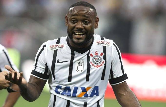 Corinthians admite dificuldades em contratar Guilherme Arana e Vágner Love