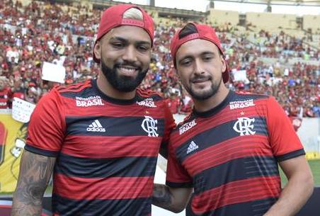 Gabriel e Arrascaeta foram apresentados à torcida