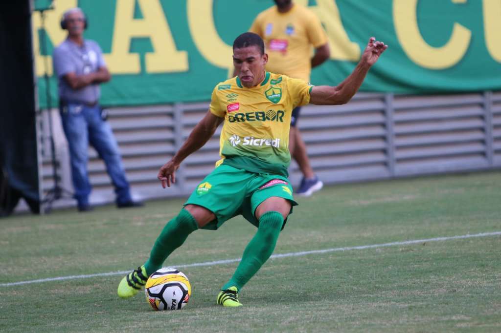 Caio Dantas, do Cuiabá, após fazer o gol. (Foto: AssCom Dourado / Divulgação)