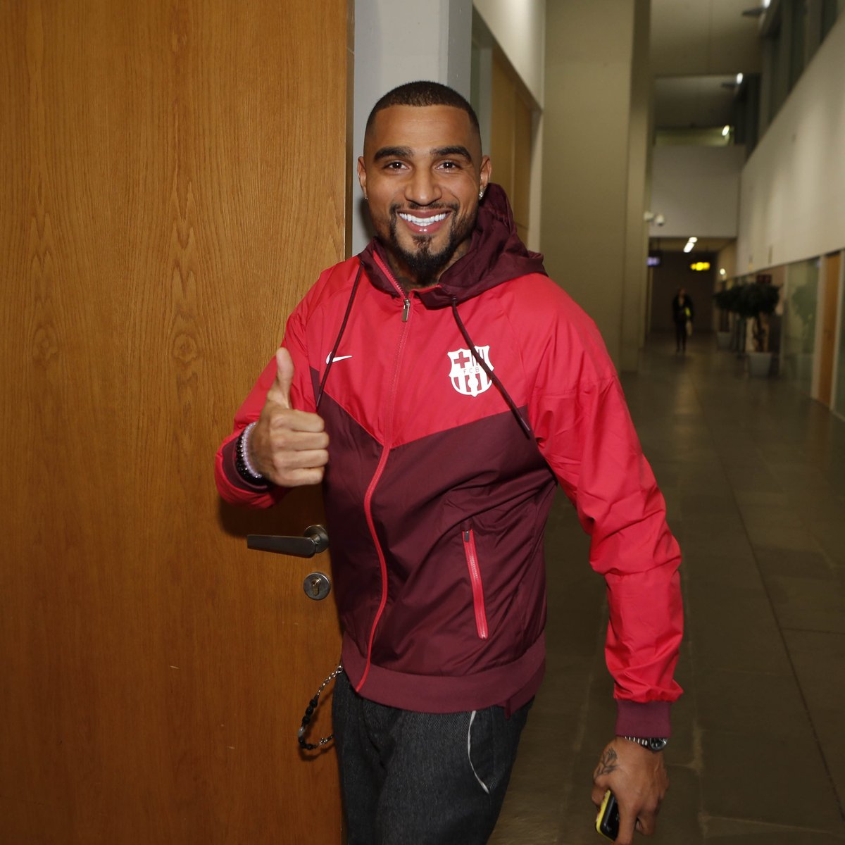 Barcelona anuncia Kevin-Prince Boateng como reforço por empréstimo