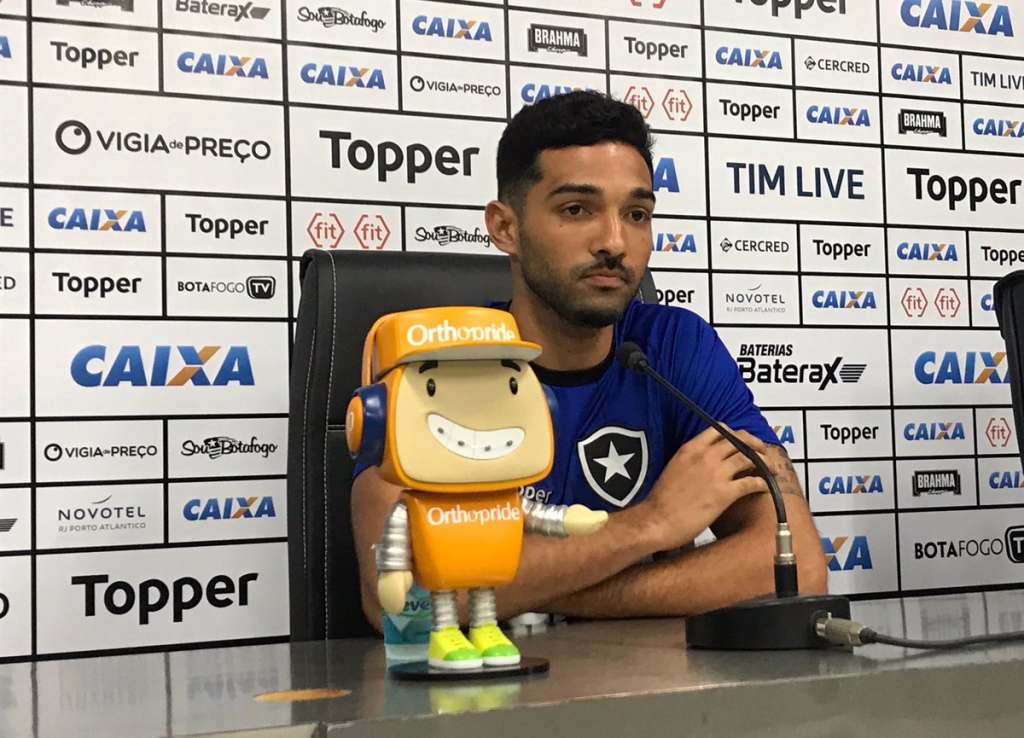 Após estreia, Alan Santos admite que ainda precisa melhorar no Botafogo