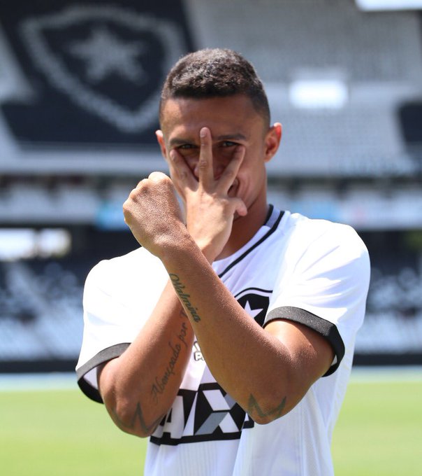 Erik comemora volta ao Botafogo: ‘Retornando para a minha casa’