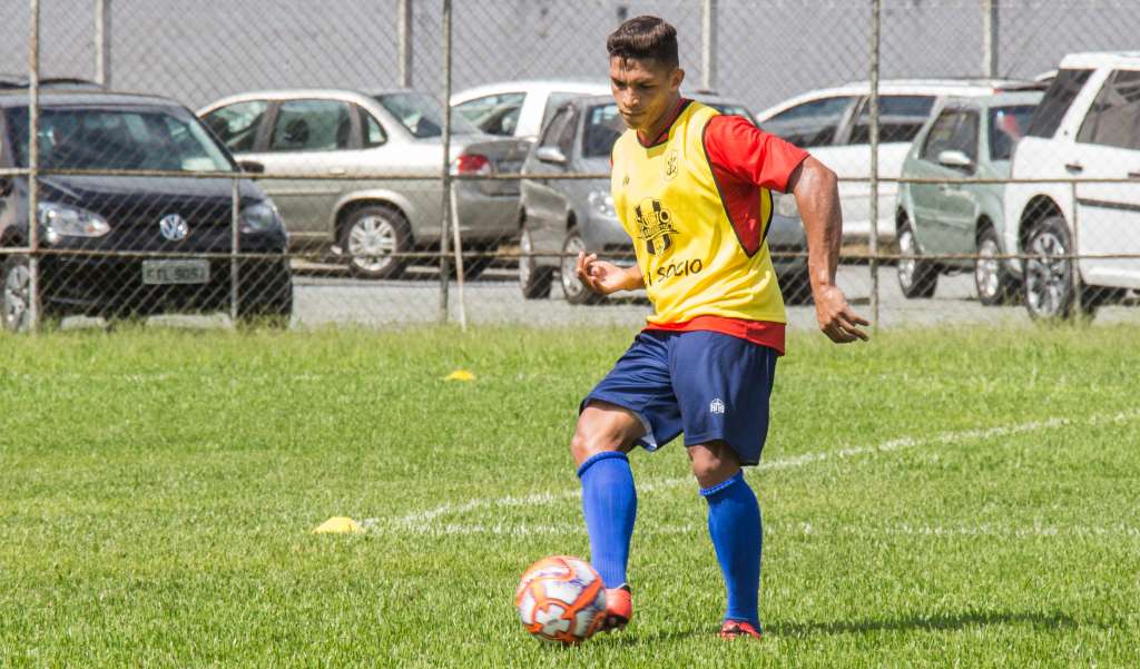 Lateral sofre lesão e desfalca Marcílio Dias até o fim do Catarinense (Foto: Bruno Golembiewski/Marcílio Dias)