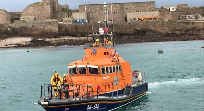 Polícia britânica suspende buscas por avião desaparecido com atacante