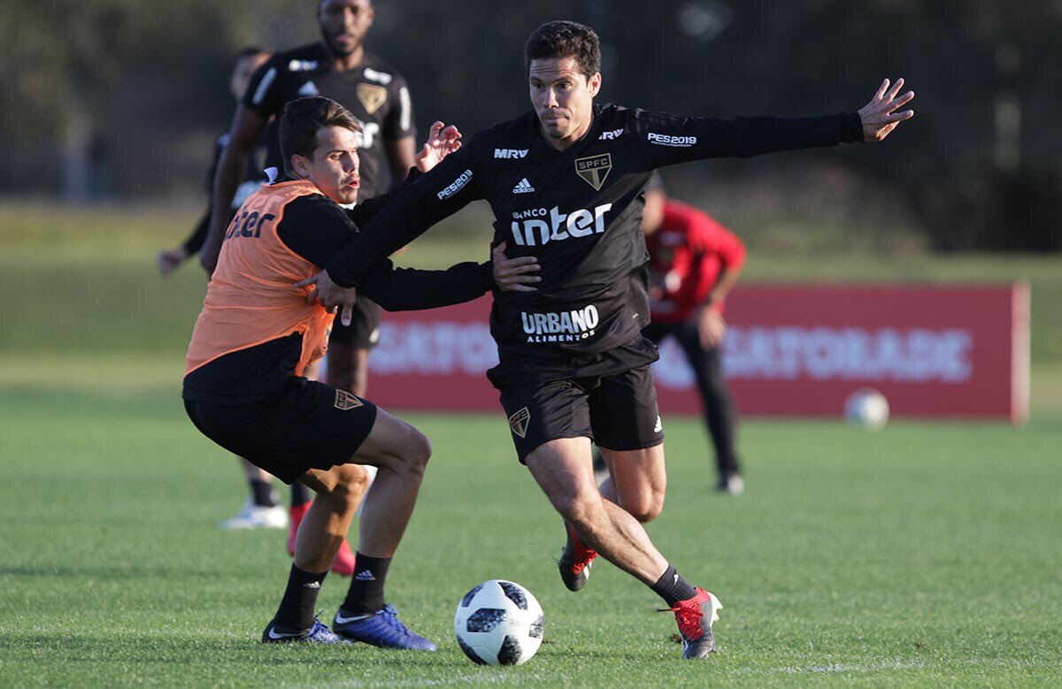 Por questões físicas, Hernanes é dúvida no São Paulo para clássico com o Santos