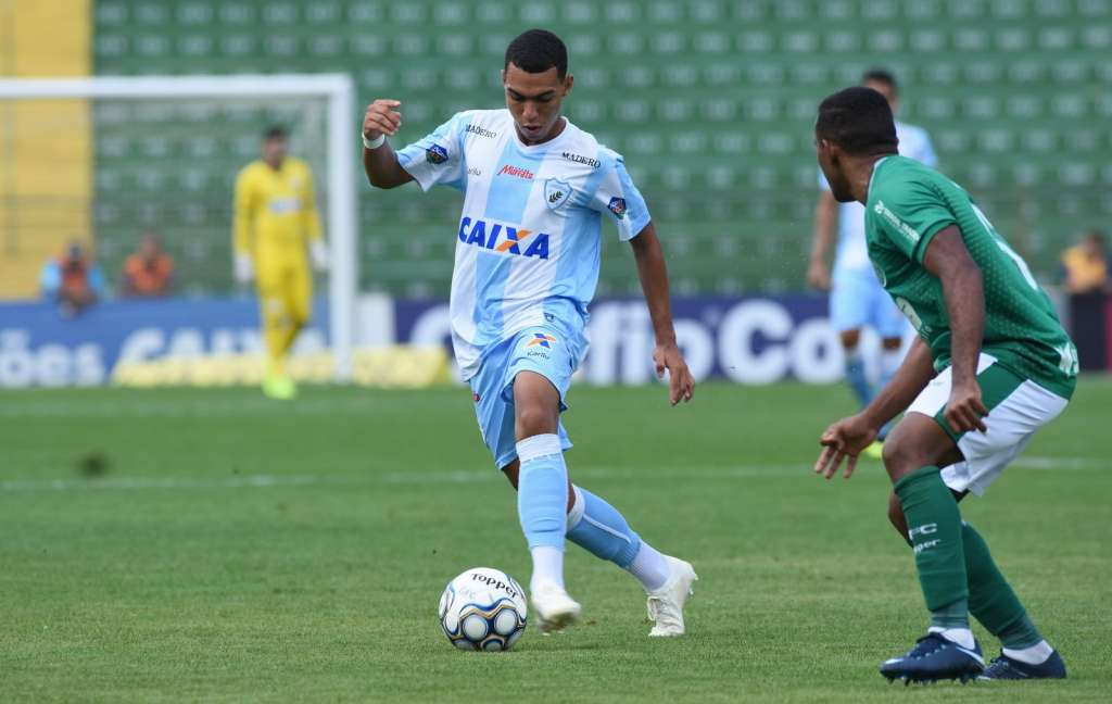 Destaque do Londrina, lateral de 18 anos é cobiçado por Fla e Palmeiras. (Foto: Gustavo Oliveira / Londrina)