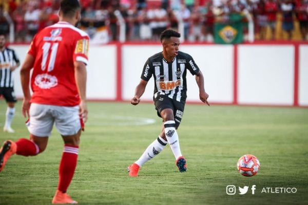 Mineiro: Exausto, meia de 16 anos comemora estreia pelo Atlético-MG