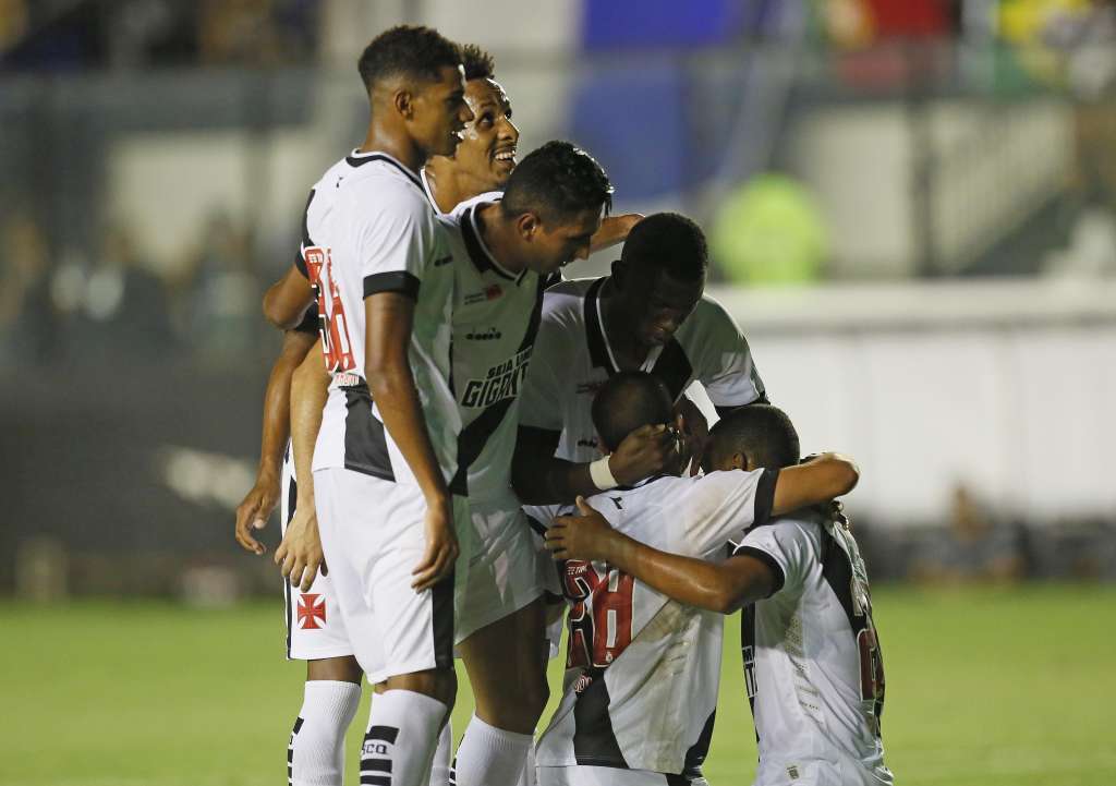 Jogadores do Vasco da Gama comemoram um dos gols marcados diante do Volta Redonda