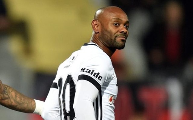 Corinthians aguarda ex-Flamengo, mas vê lateral e atacante distantes