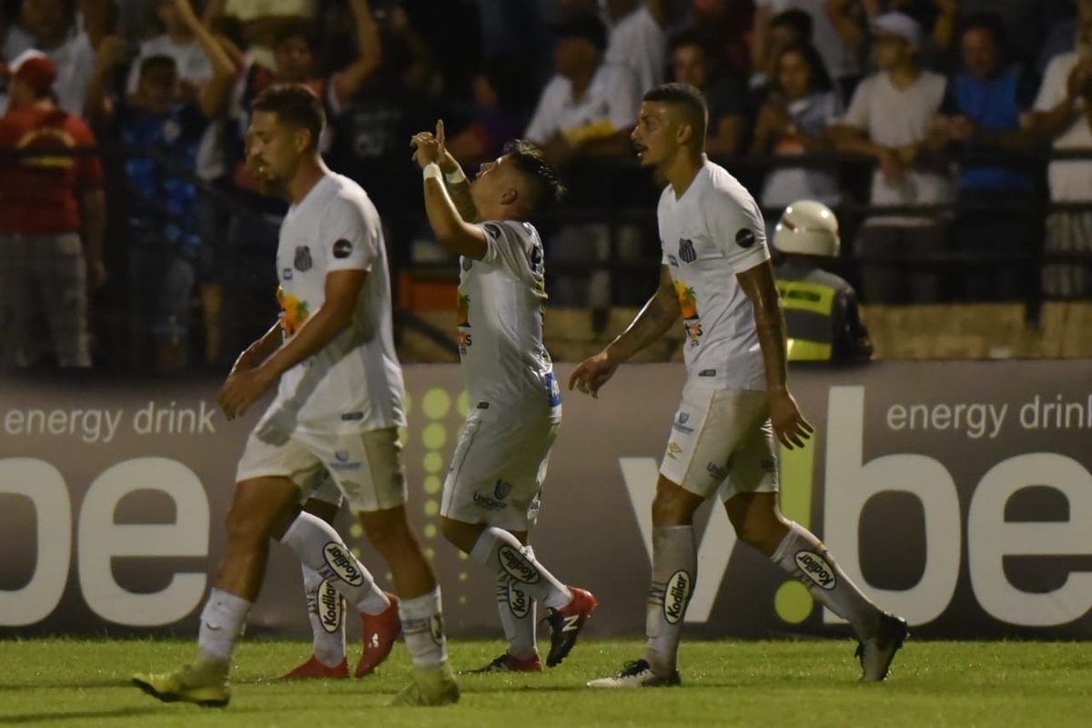 Jean Mota exalta estrangeiros do Santos e celebra fase de artilheiro
