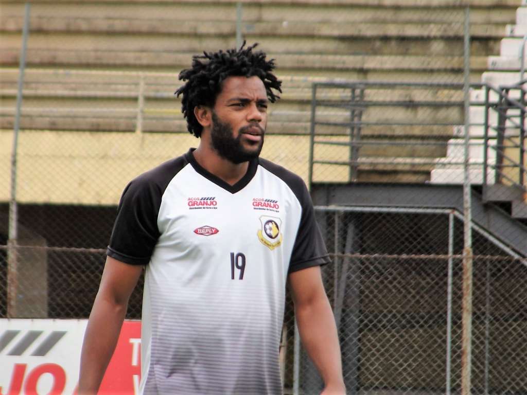 Chateado, zagueiro Vinícius Leandro lamenta descuido contra a Inter