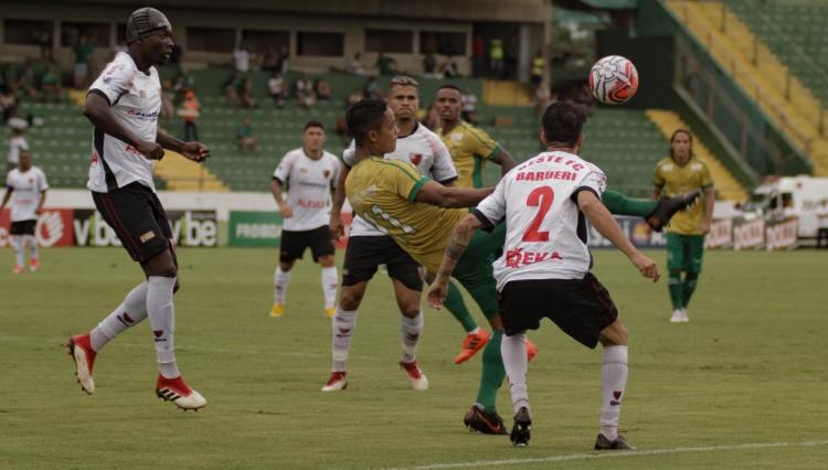Guarani foi bem marcado pelo Oeste e reclamou do gramado encharcado. Foto: Letícia Martins  - GFC