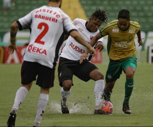 Com camisa dourada, Guarani foi envolvido pelo Oeste. Foto: Letícia Martins