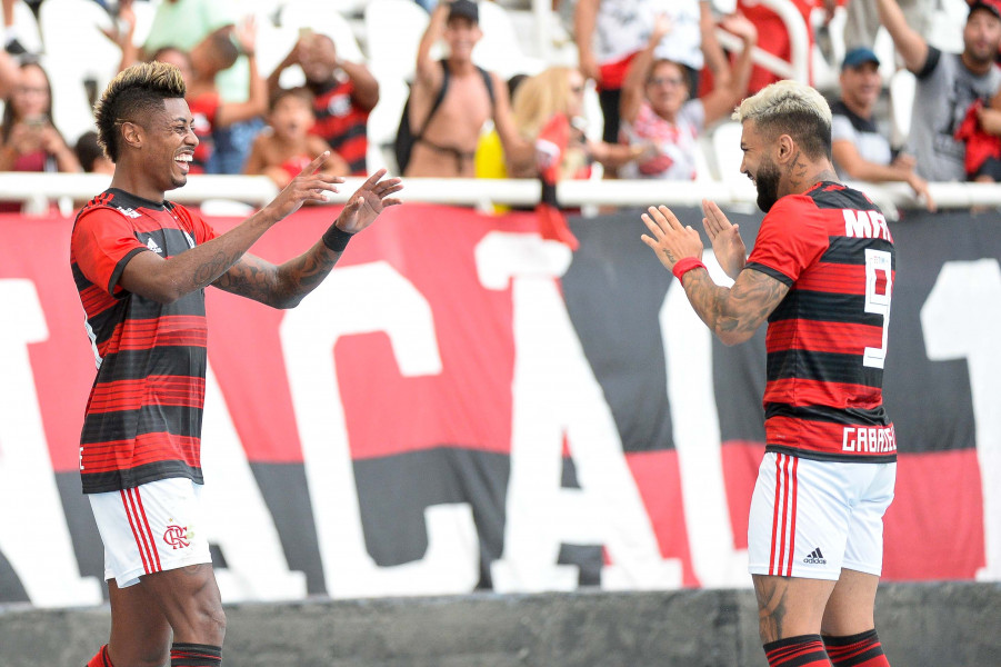 Bruno Henrique festeja gols na estreia no Flamengo e diz que juiz pediu desculpas