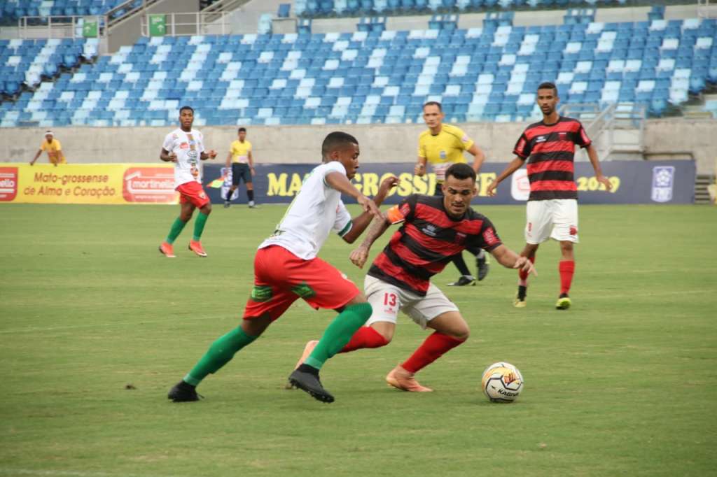 Operário-CEOV (de branco) passou pelo Operário FC e assumiu a ponta provisoriamente