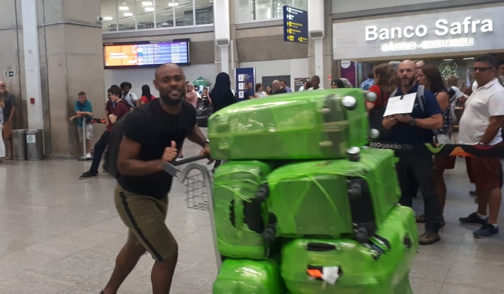 Love desembarca no Rio antes de assinar contrato de dois anos com o Corinthians