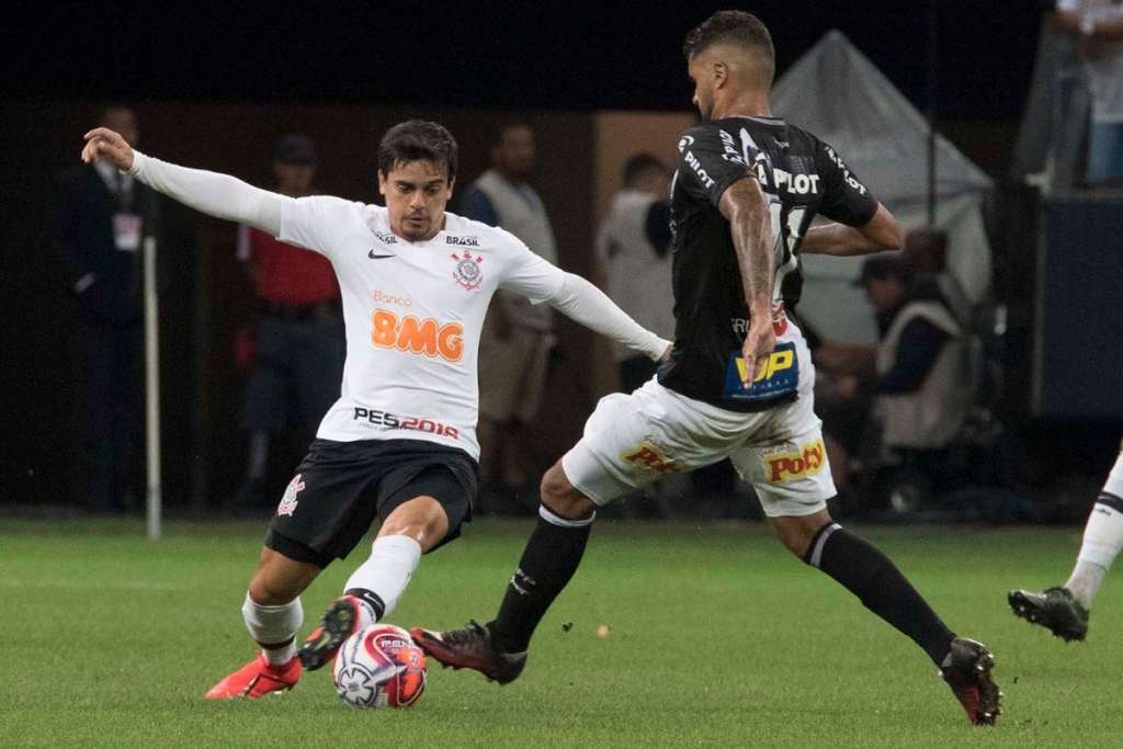 Gramado da Arena Corinthians vira alvo de críticas: 