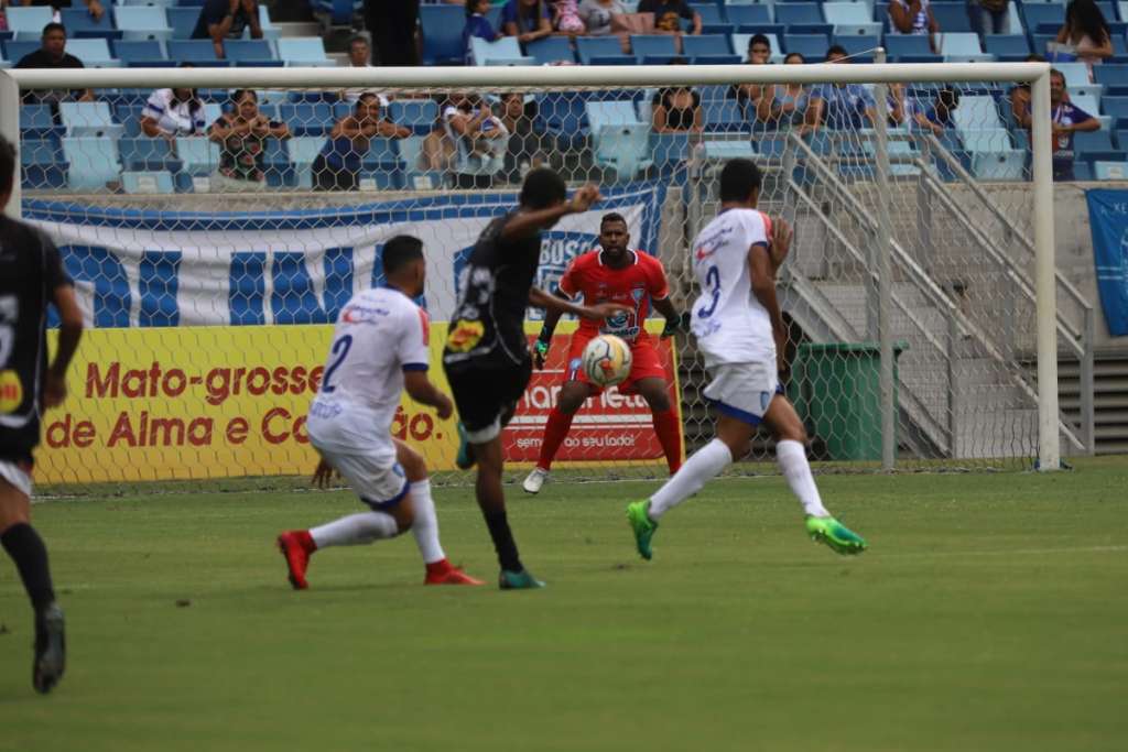 O Cuiabá venceu o Juara em campo neutro e encharcado, assumindo a liderança