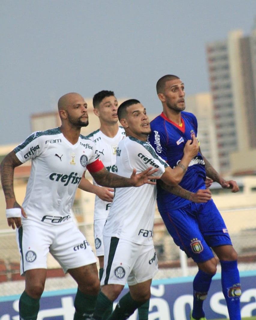 Palmeiras deve poupar jogadores na quarta de olho no Corinthians