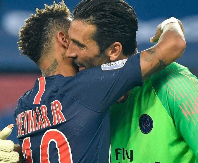 Francês: Lesionado, Neymar treina na academia do Paris Saint-Germain com proteção no pé
