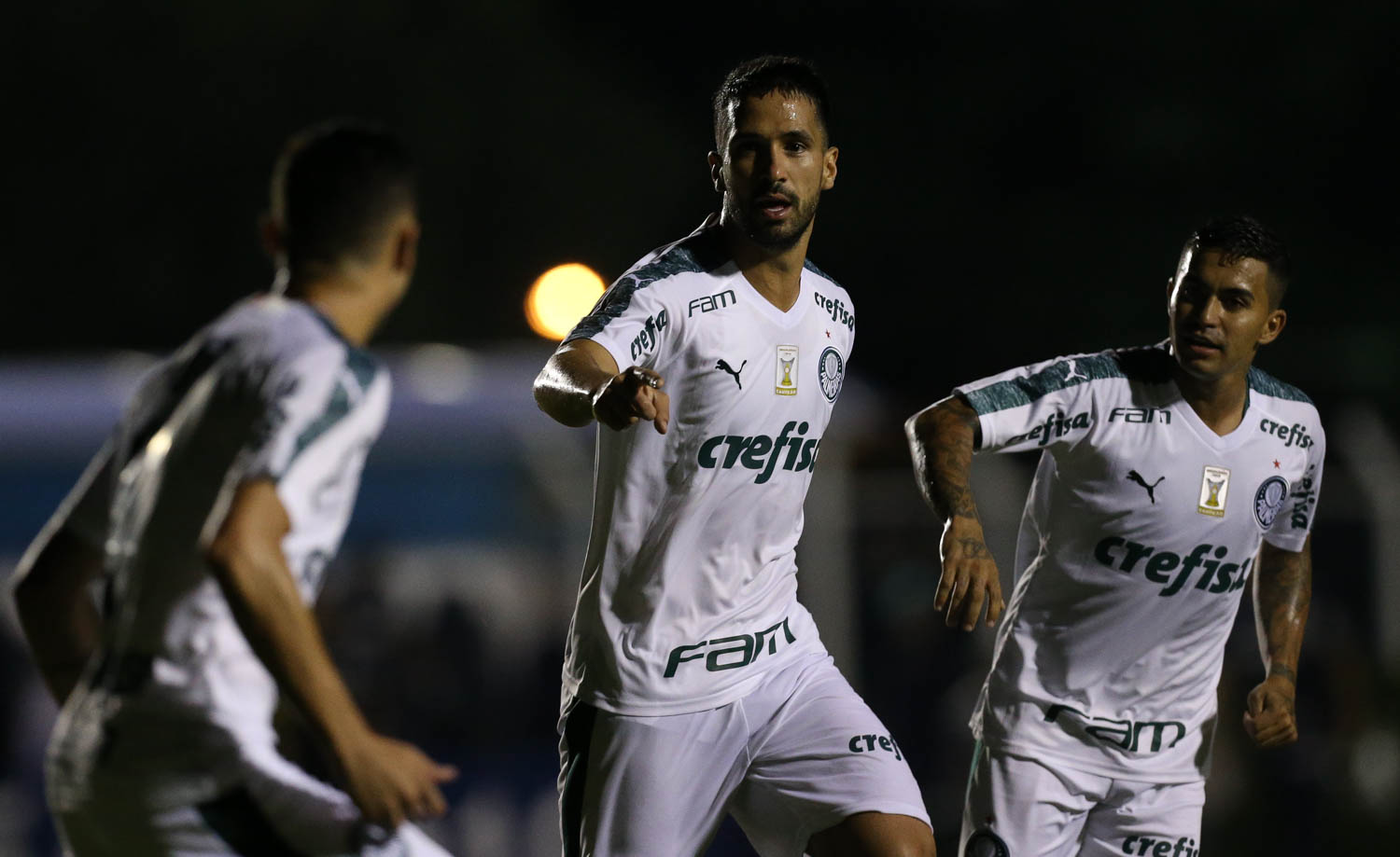 Luan diz torcer para Bruno Henrique, com proposta da China, ficar no Palmeiras