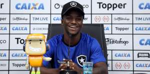 Jonathan celebra conquista de espaço no Botafogo, mas despista sobre titularidade