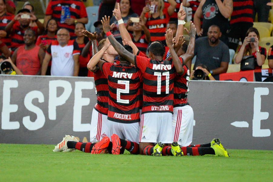 Jogadores do Flamengo comemoram um dos gols marcados diante do Boavista