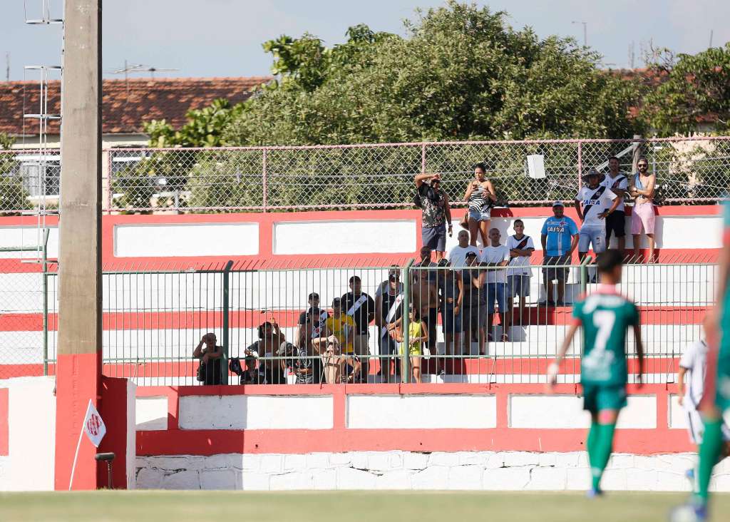Bruno César reclama do calor no Rio, mas celebra estreia pelo Vasco