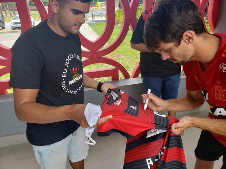 Carioca: Rodrigo Caio vê Flamengo em construção e faz elogios à torcida rubro-negra