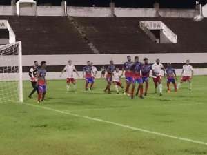 No MS, jogador é expulso antes do jogo começar por urinar no gramado