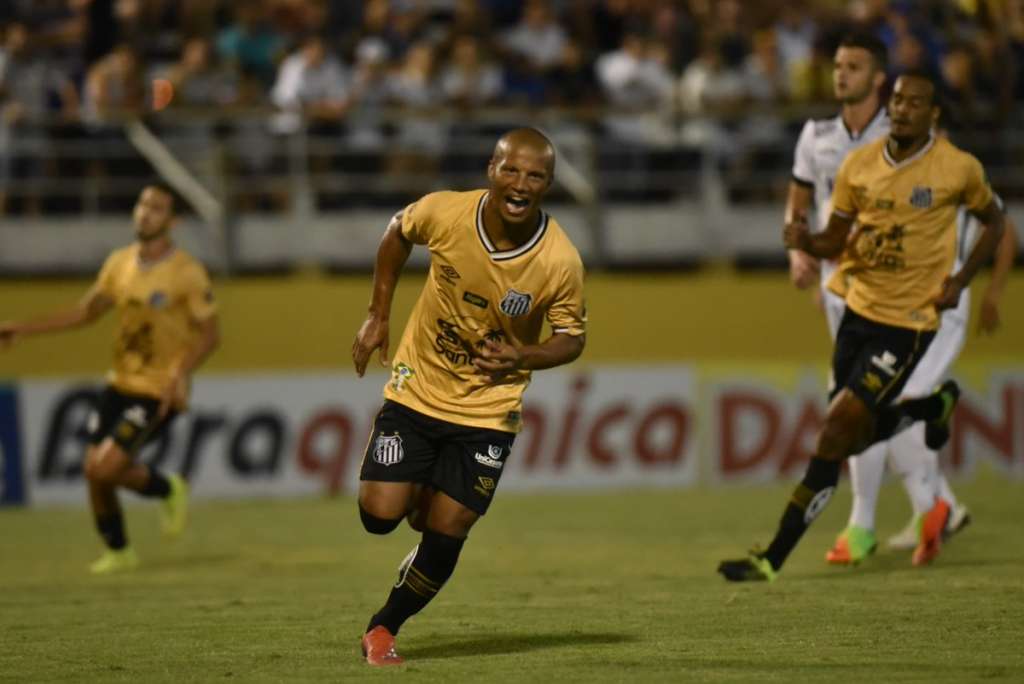 Carlos Sánchez fez uma grande partida com a camisa do Santos