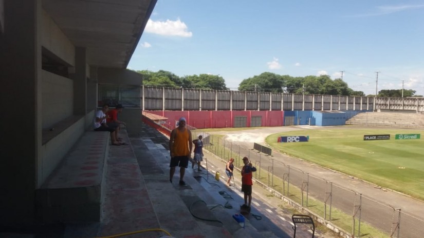 Torcedores de time do Paraná fazem ‘vaquinha’ para limpar e pintar estádio