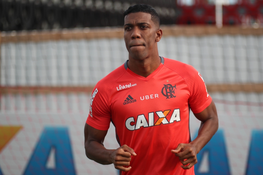 Contratado por R$ 16 milhões, atacante perde espaço e pode deixar o Flamengo