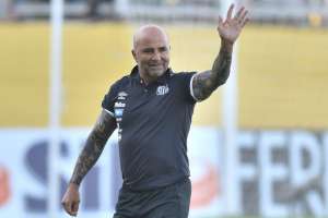 Adaptado a Santos, Sampaoli aproveita a praia, o futevôlei e o beach tennis