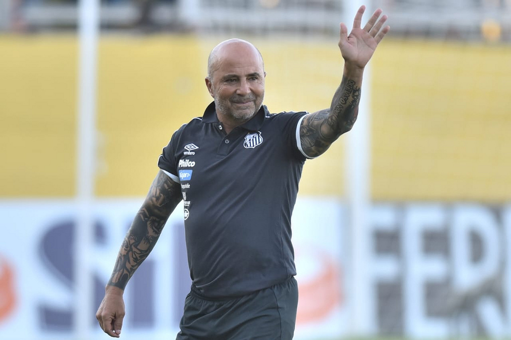 Adaptado a Santos, Sampaoli aproveita a praia, o futevôlei e o beach tennis