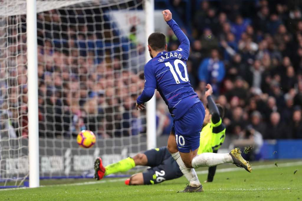Chelsea goleia o Huddersfield Town por 5 a 0 e ameniza crise no clube