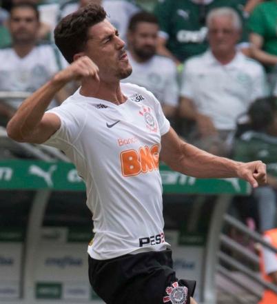 Danilo Avelar pegou rebote do goleiro e chutou forte